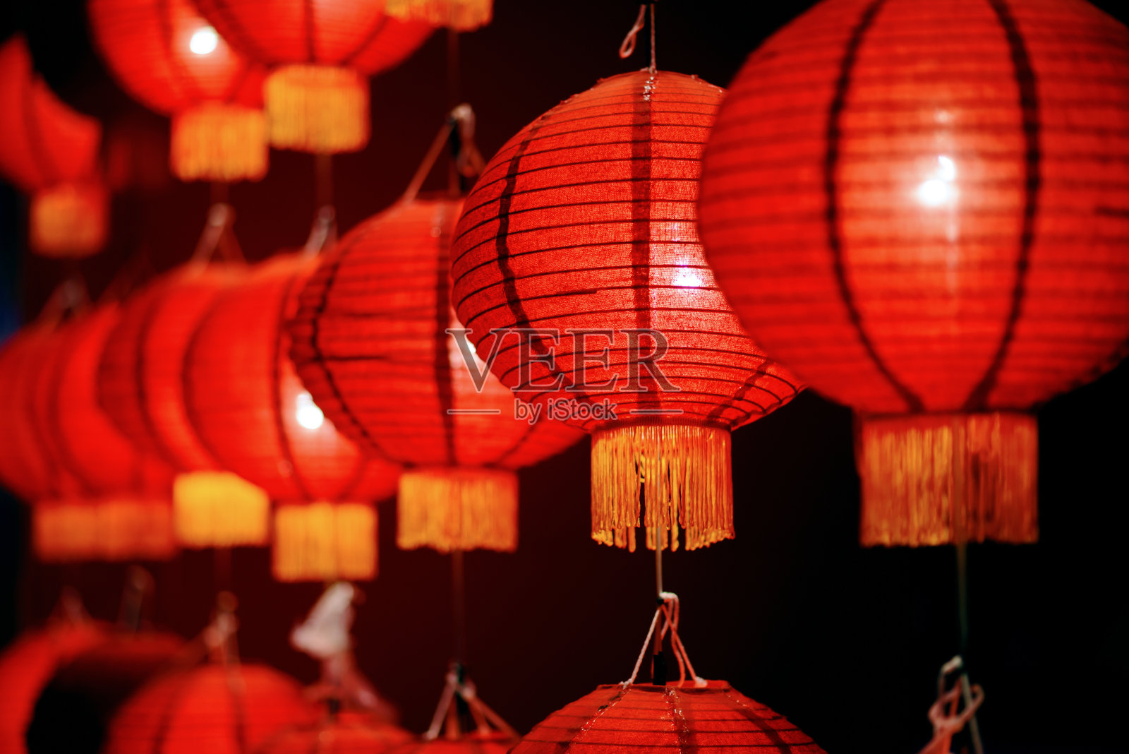 五彩缤纷的国际灯笼在Loi Krathong (Yi Peng)节照片摄影图片