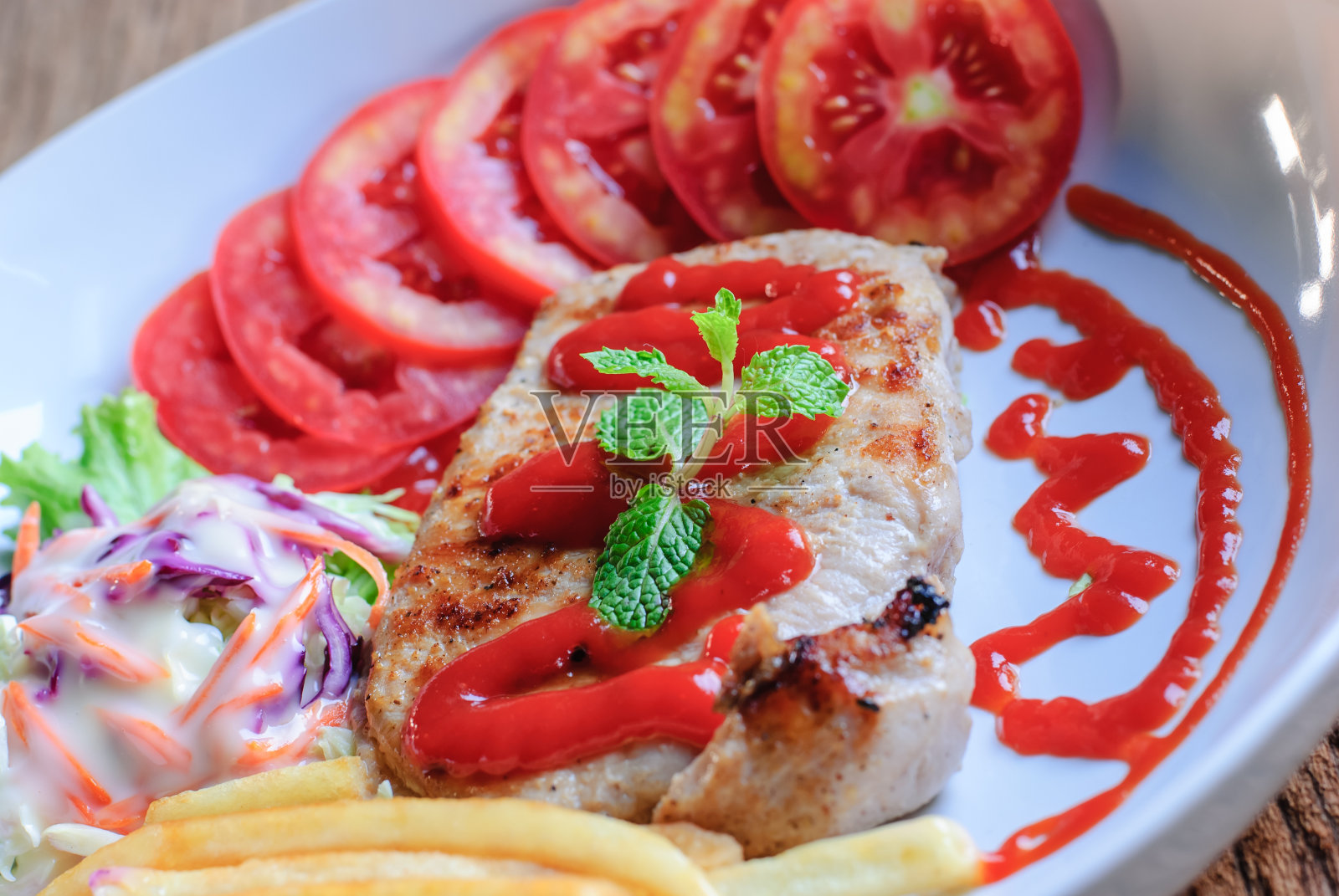 肉排配蔬菜照片摄影图片