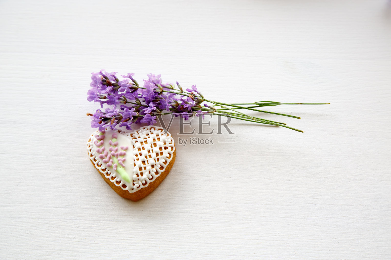 姜饼心和薰衣草照片摄影图片
