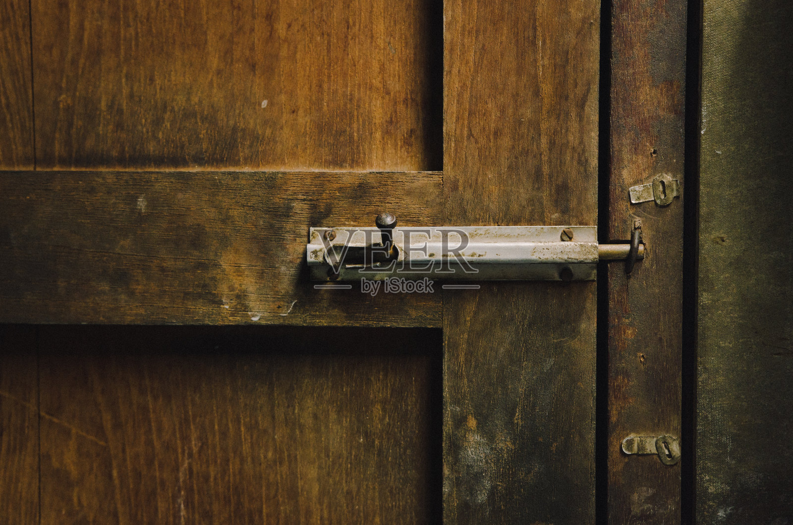 带锁木门照片摄影图片