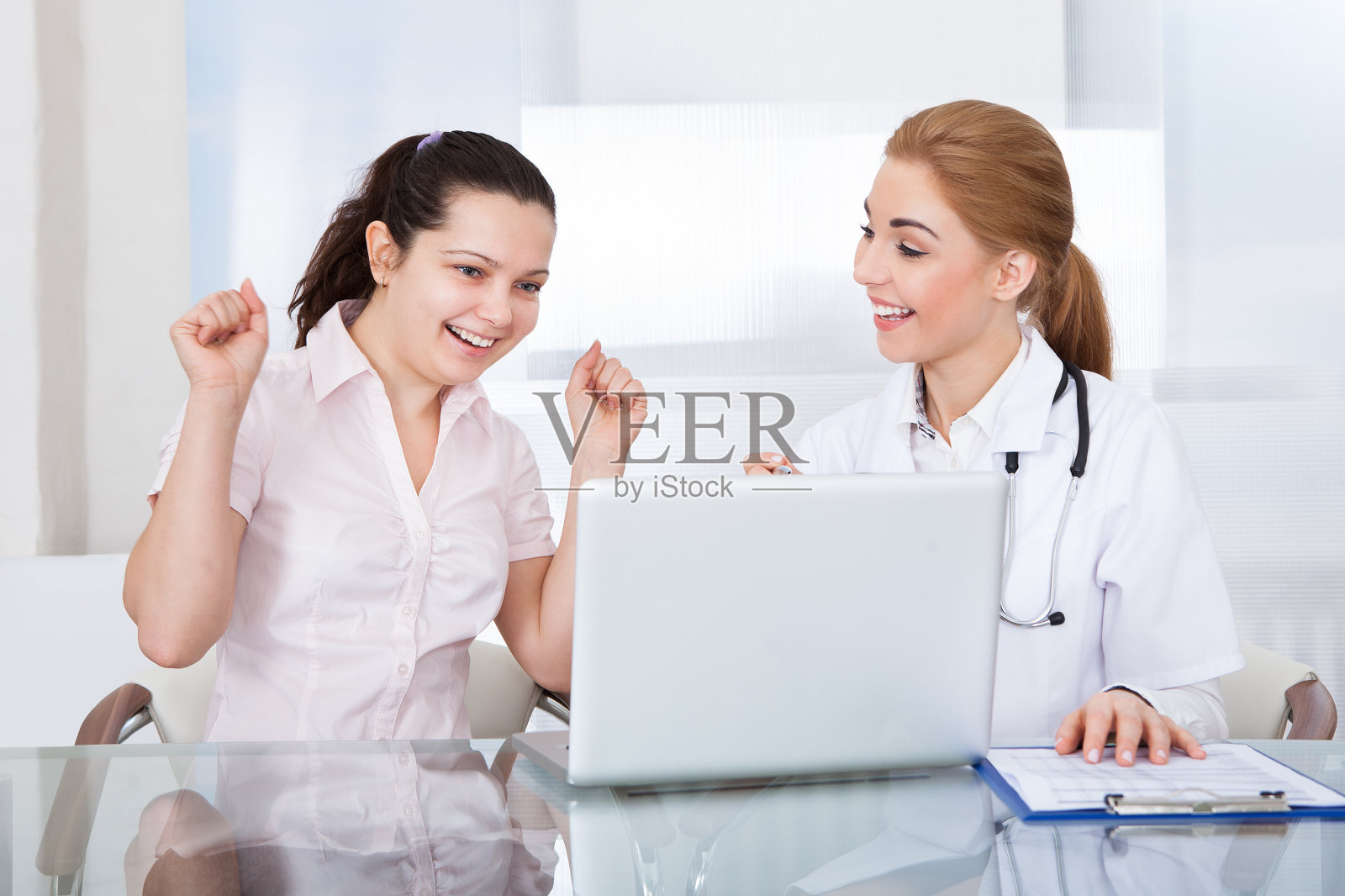 激动的女人和医生照片摄影图片