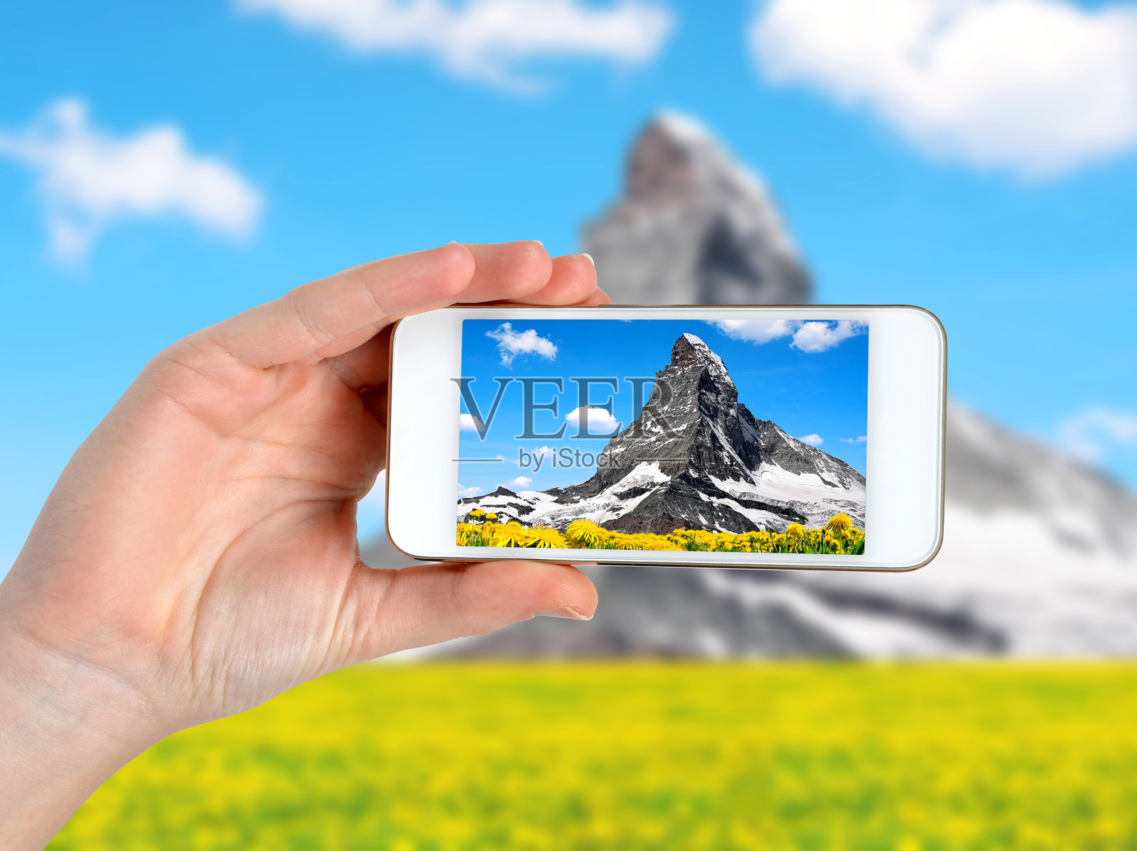 人物用智能手机拍照照片摄影图片