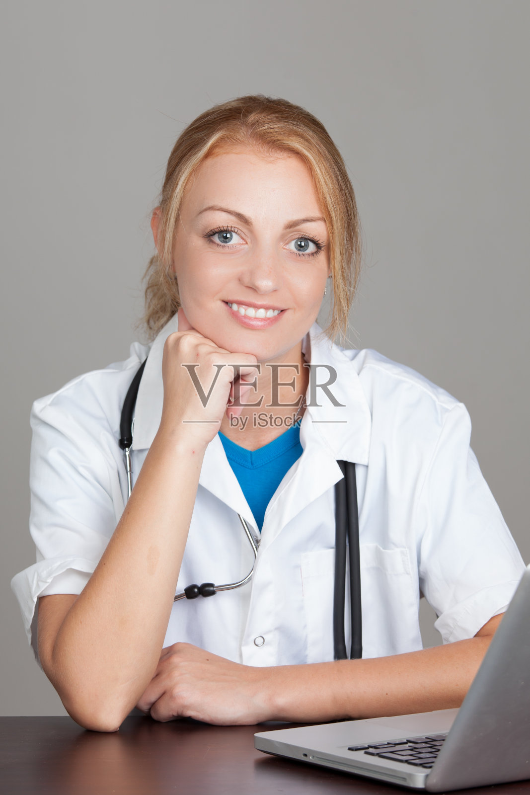 快乐的女医生与听诊器持有医疗报告照片摄影图片