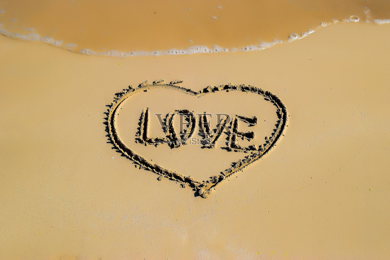 沙滩上的心形图案照片摄影图片