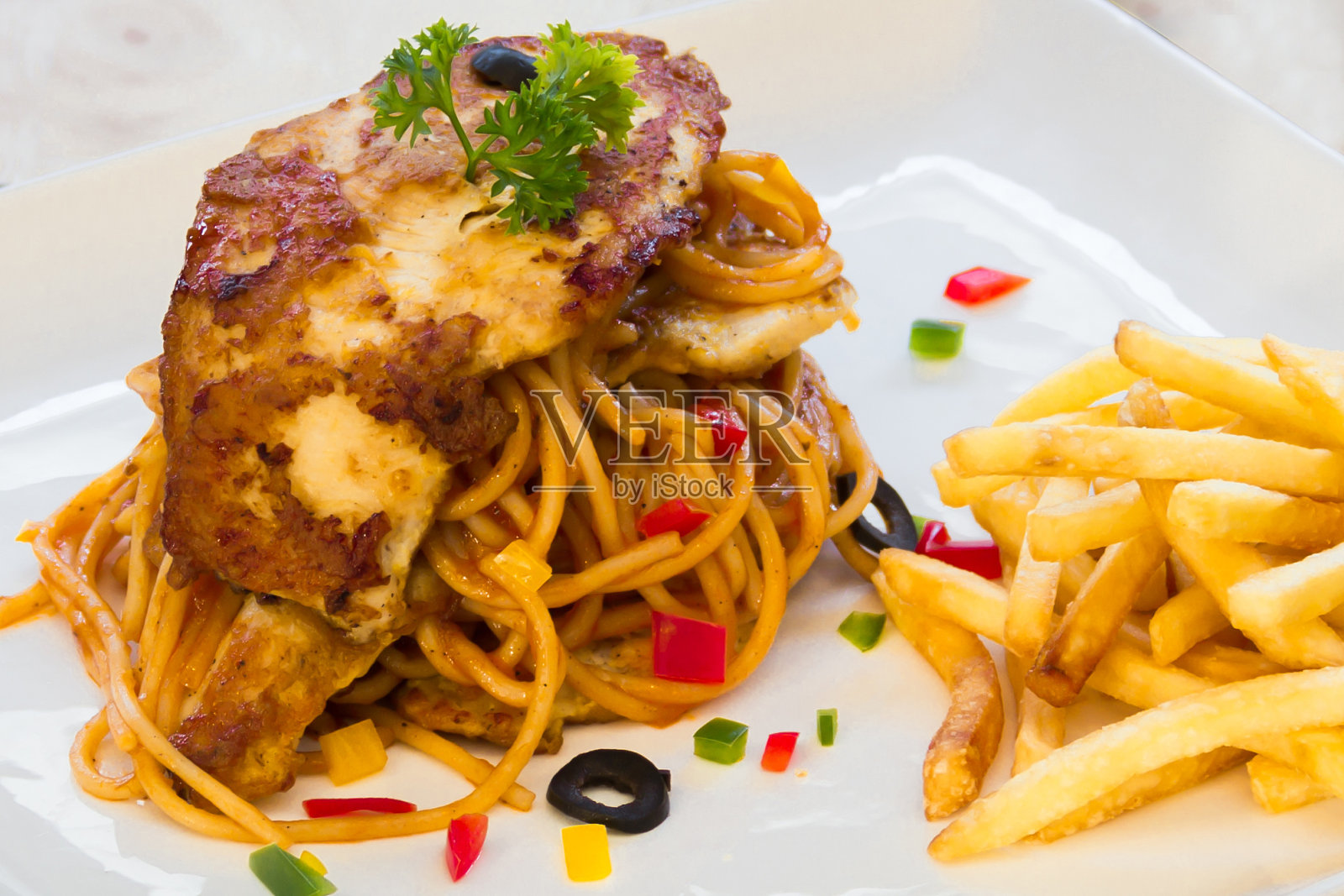 鸡排配意大利面加番茄酱照片摄影图片