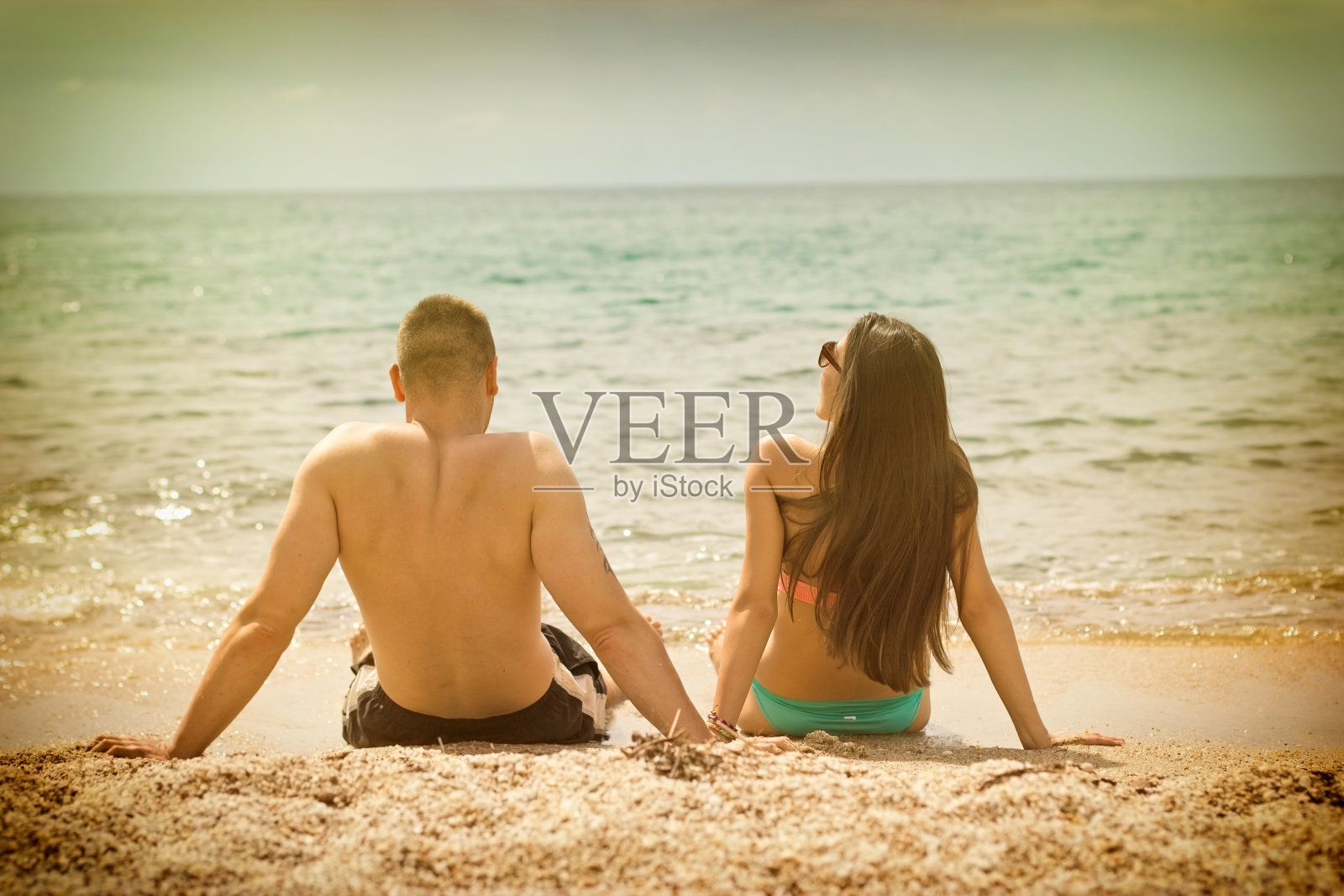 夫妇俩在享受沙滩照片摄影图片