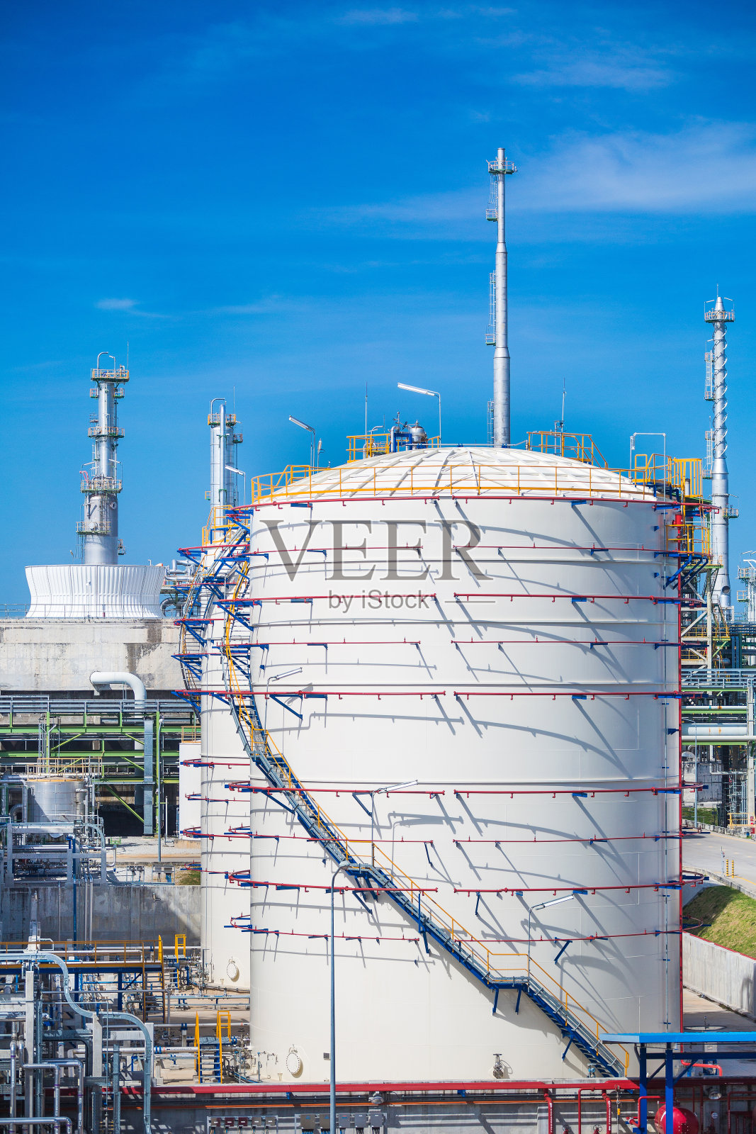 炼油厂的石油和化工储罐照片摄影图片