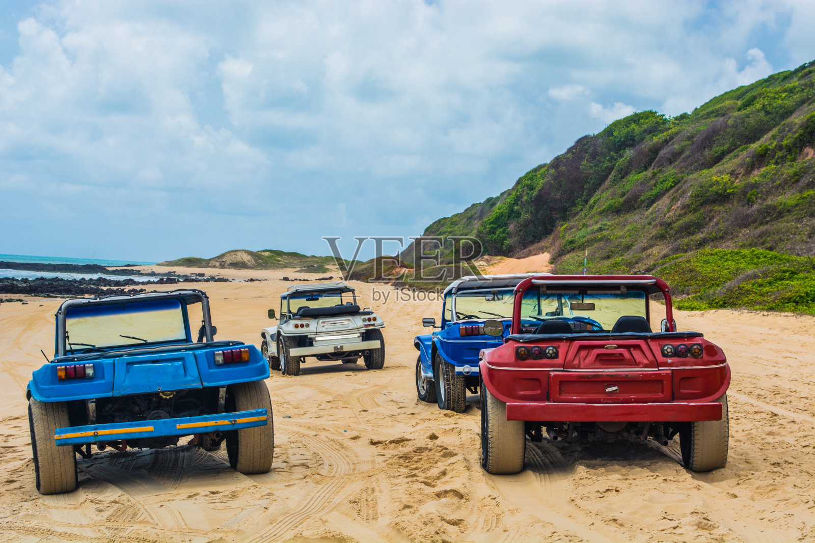 沙丘里的小车照片摄影图片