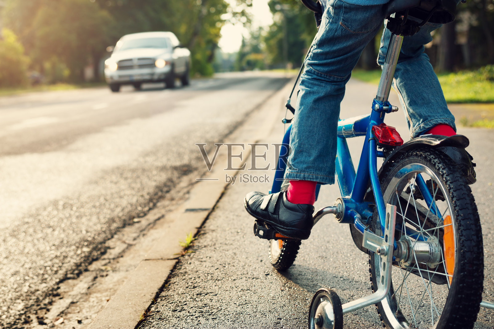 骑自行车的男孩照片摄影图片