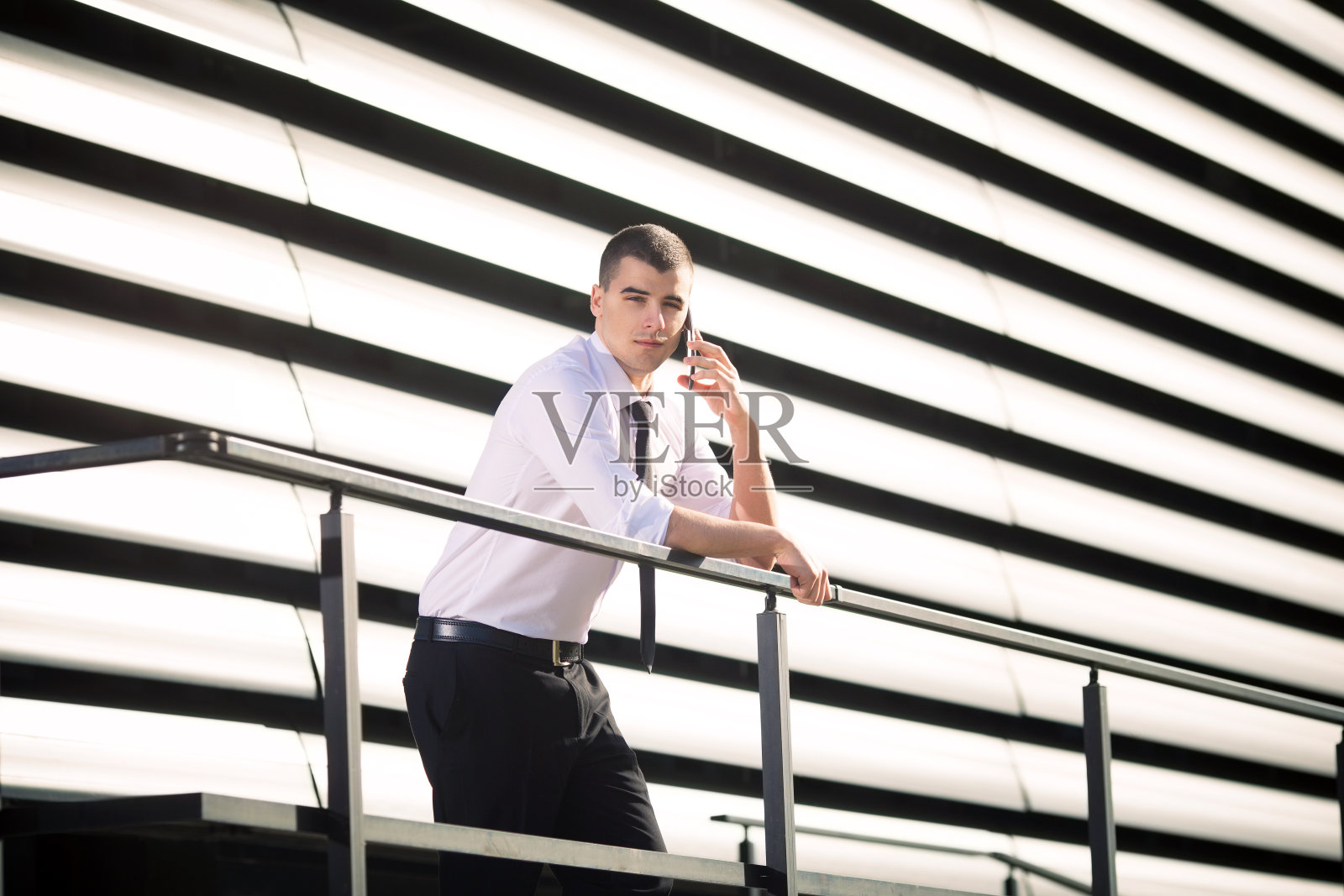 电话里的商人照片摄影图片