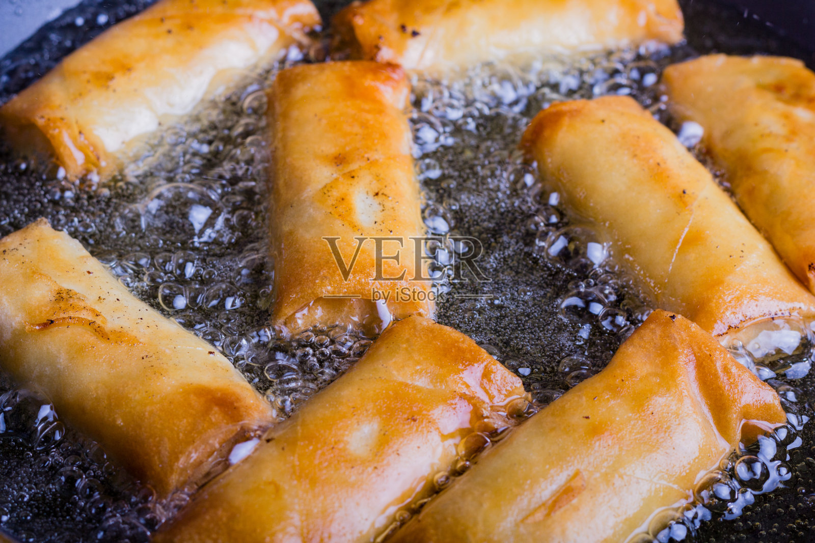 炸虾春卷。照片摄影图片