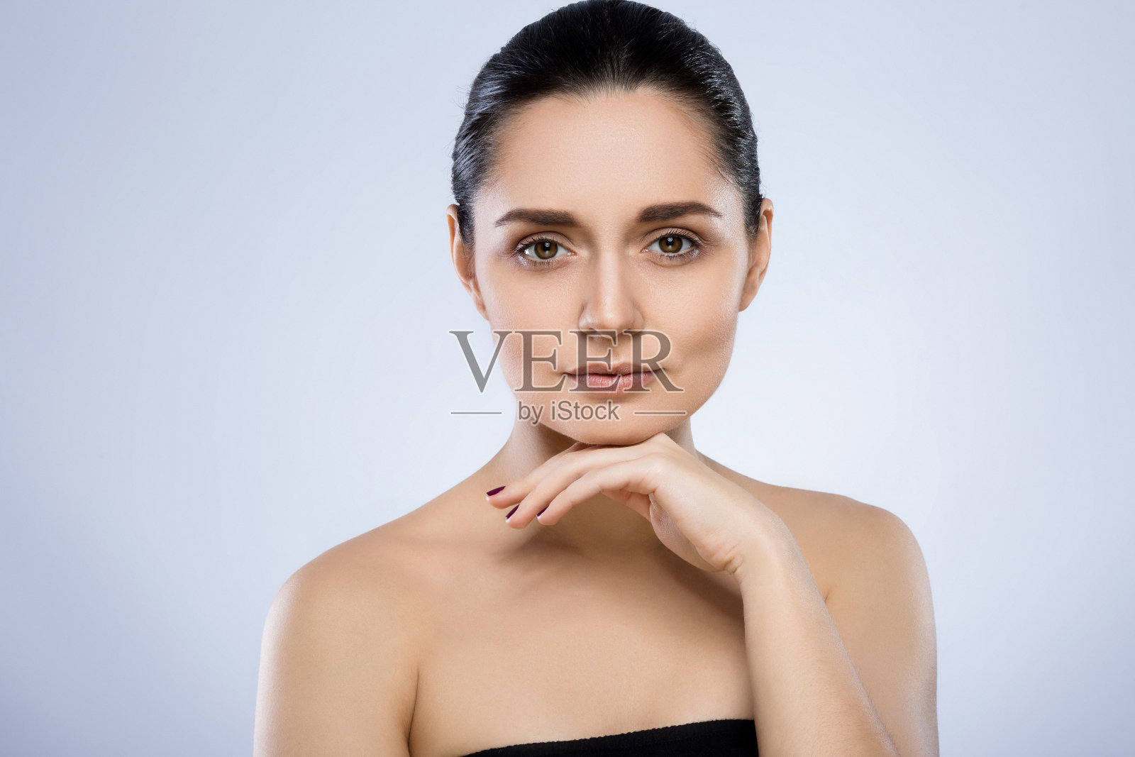 画室里的裸妆美女照片摄影图片