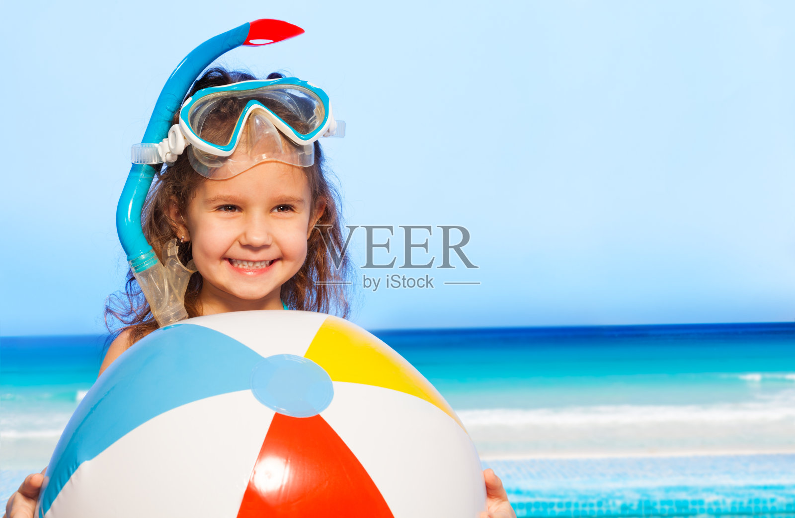 微笑的小女孩拿着一个大大的充气球照片摄影图片