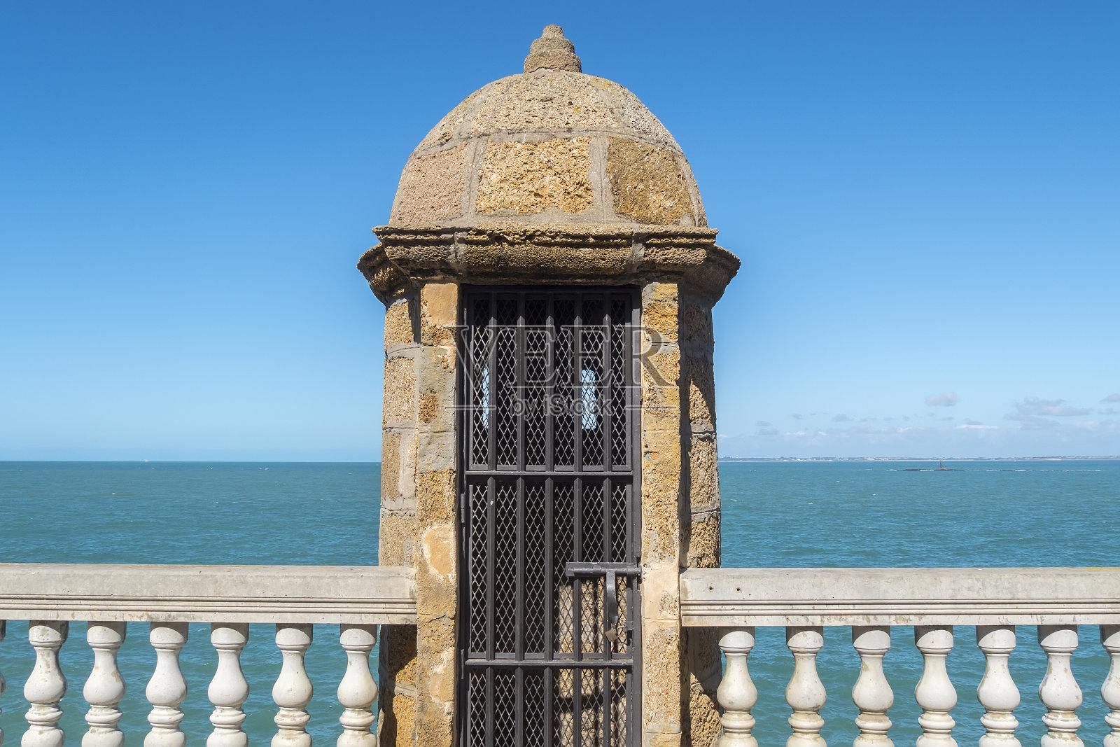 古老的瞭望塔在加的斯散步,热诺维斯公园,安达卢西照片摄影图片