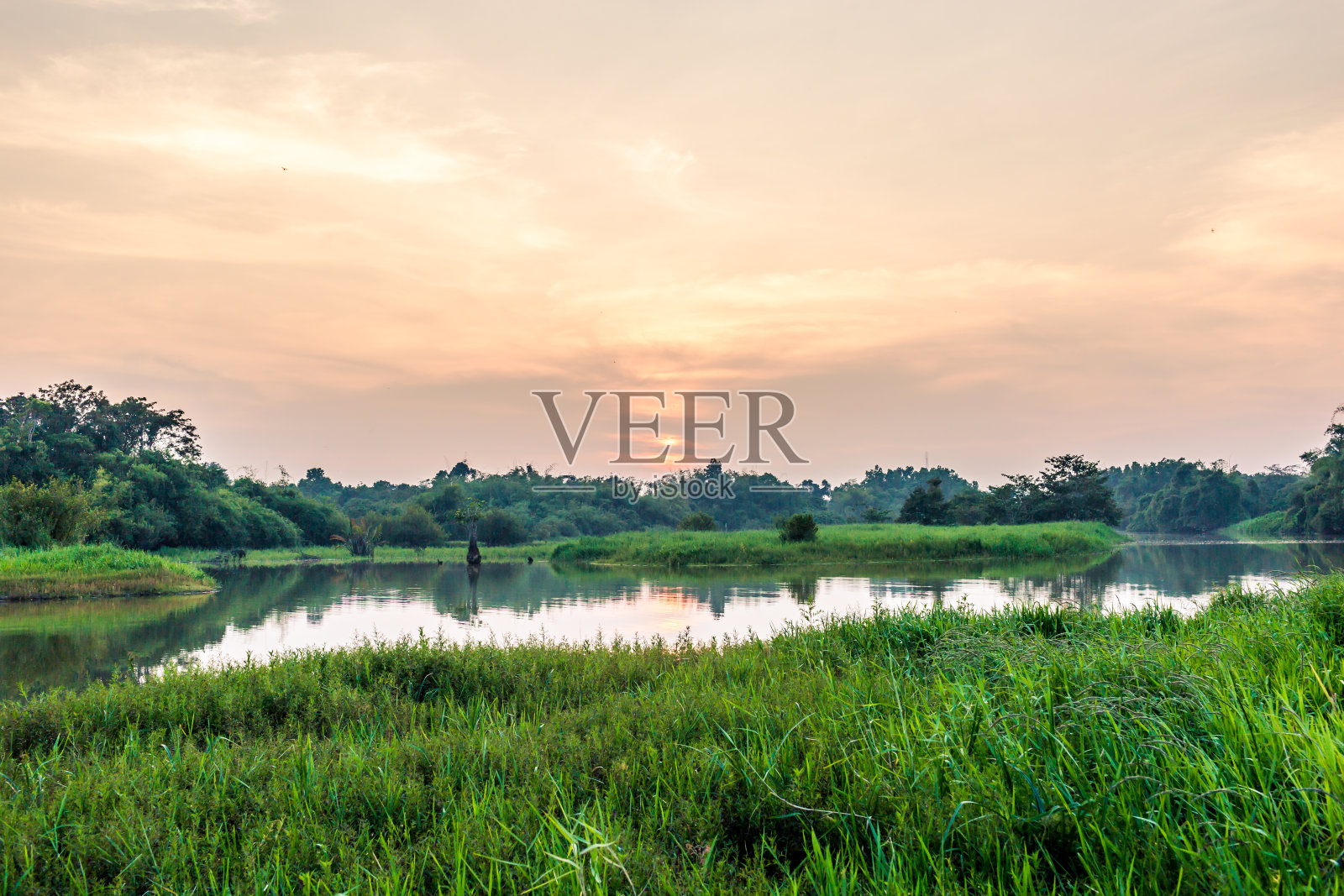 日落时分的风景。照片摄影图片