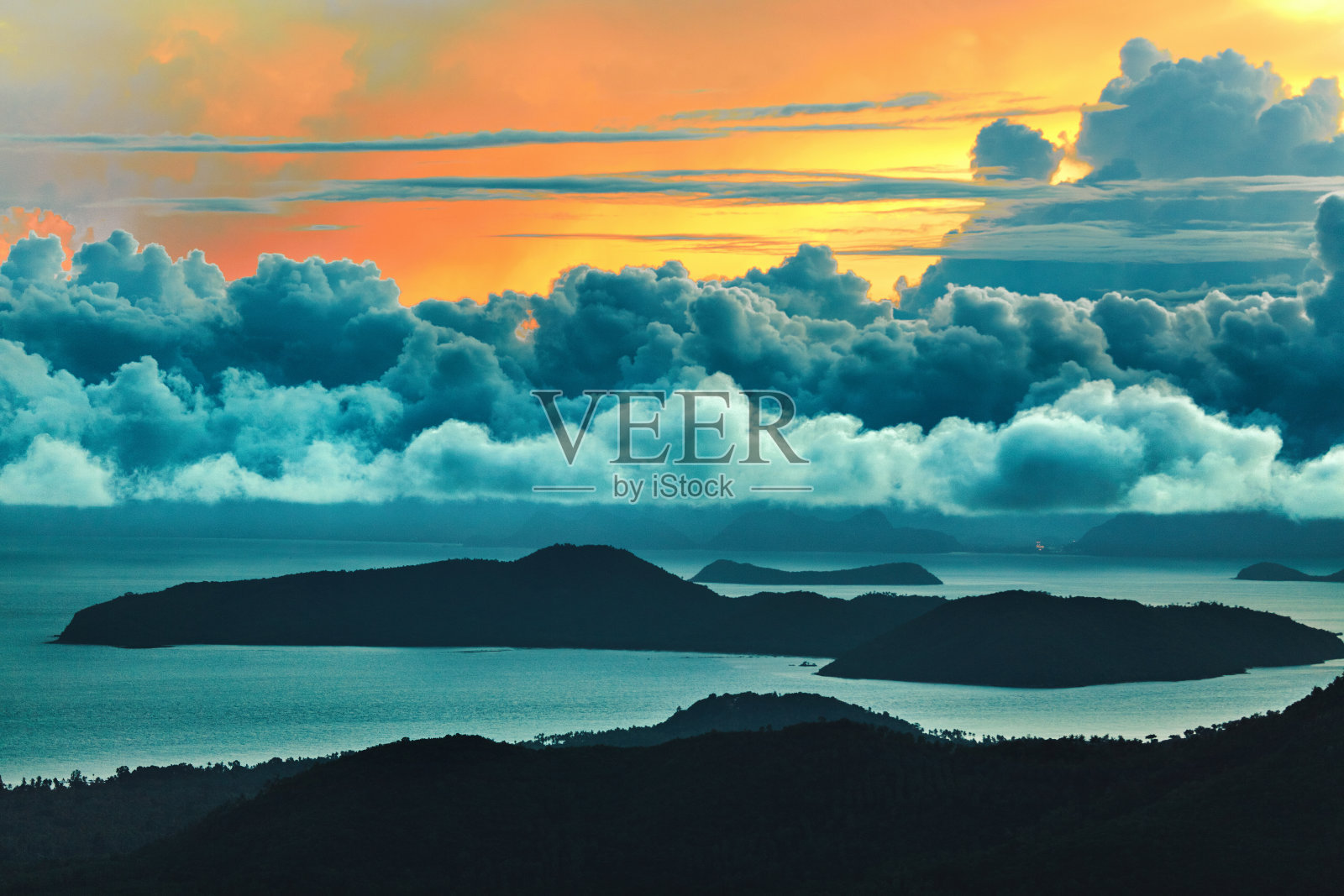 自然景观。日落天空的风景。风景背景。照片摄影图片