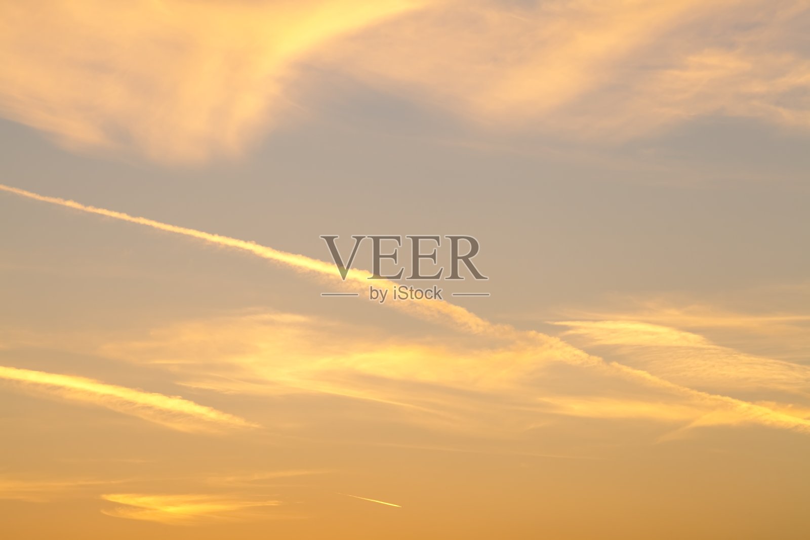 傍晚云和天空的橙色和黄色调照片摄影图片