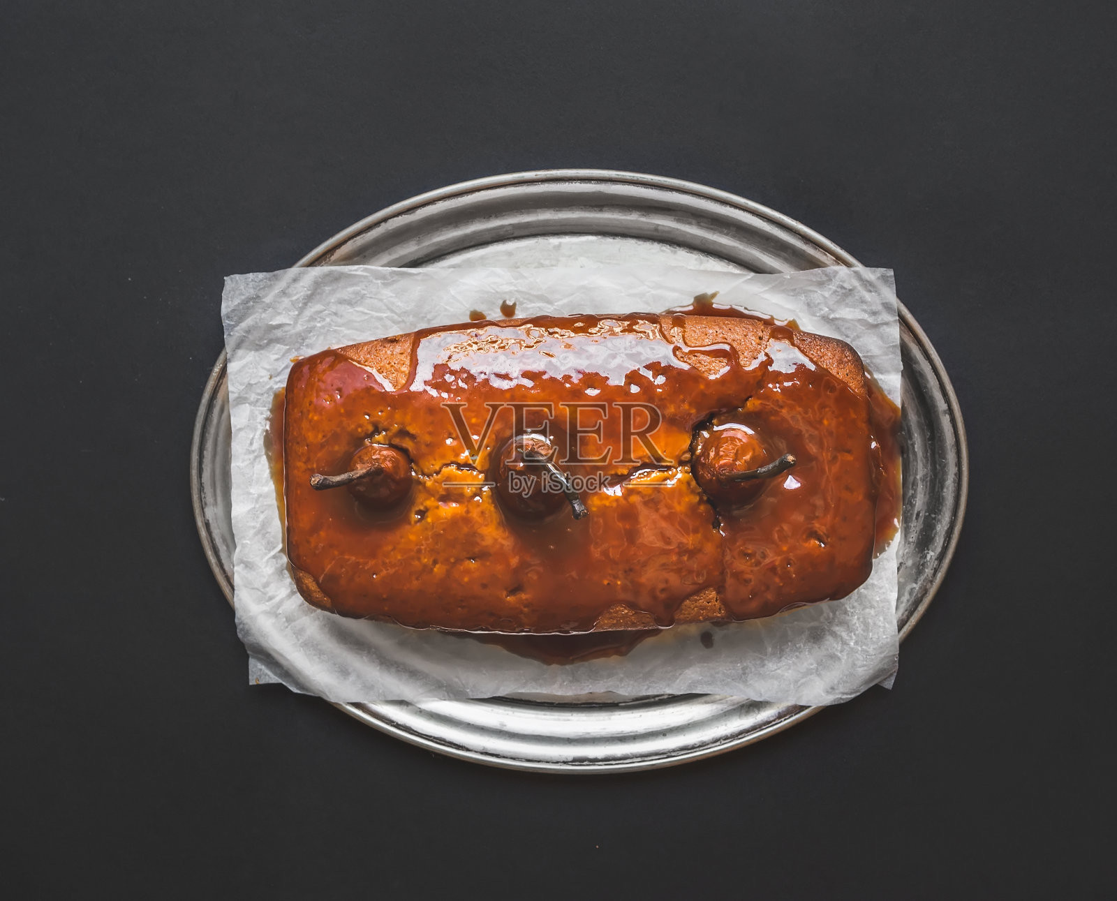 香辣梨蛋糕配焦糖,银盘照片摄影图片