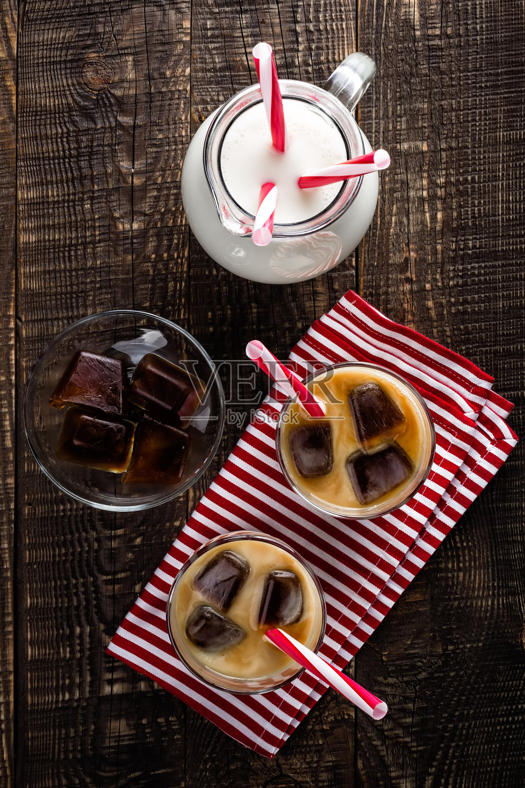 夏天喝冰咖啡加牛奶照片摄影图片