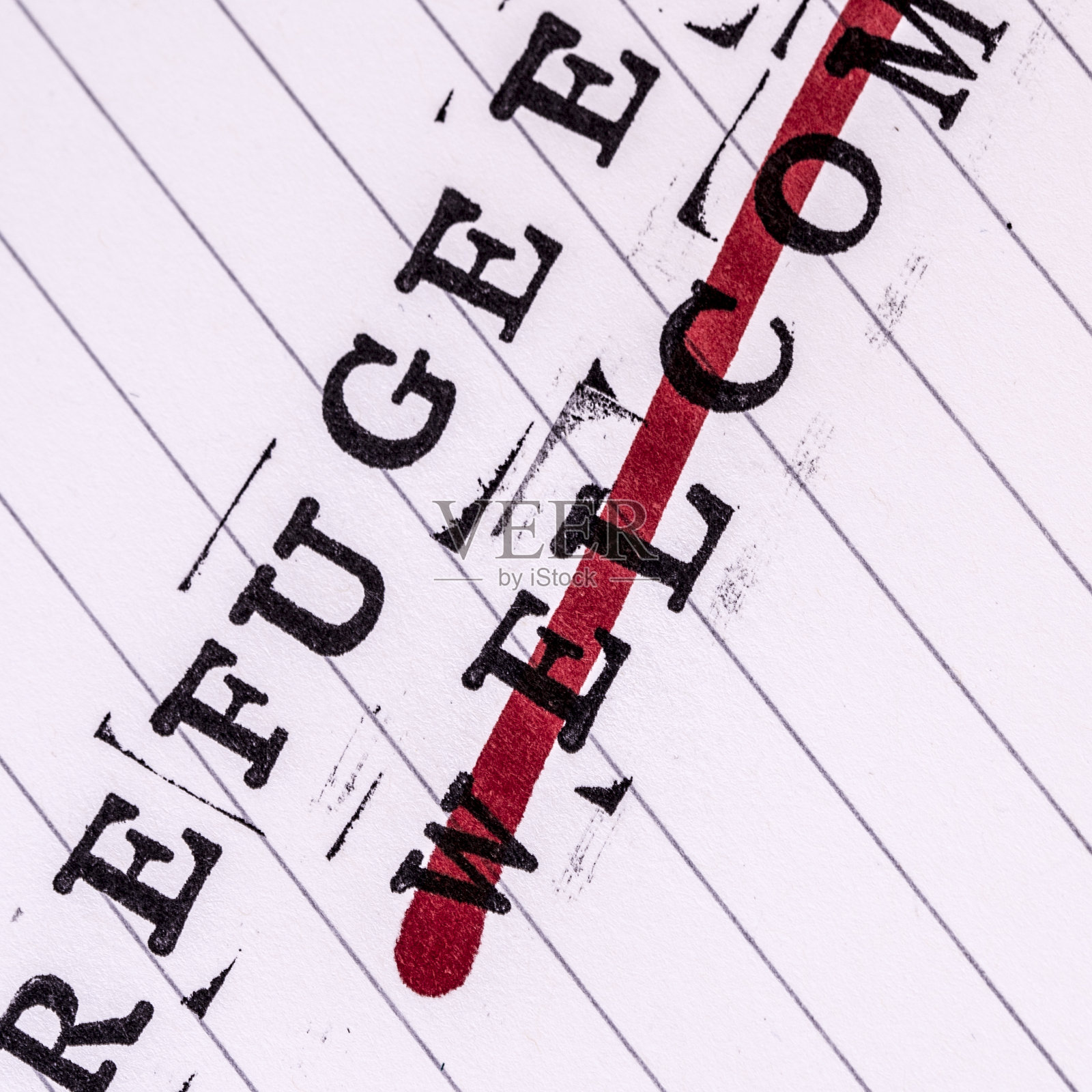 纸上带有删除线的“欢迎难民”字样照片摄影图片