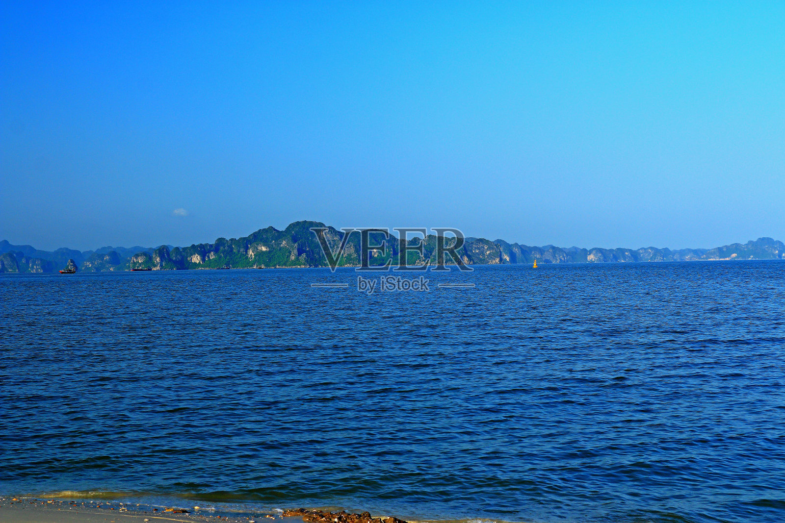 越南下龙湾海滩的岩层和岛屿照片摄影图片