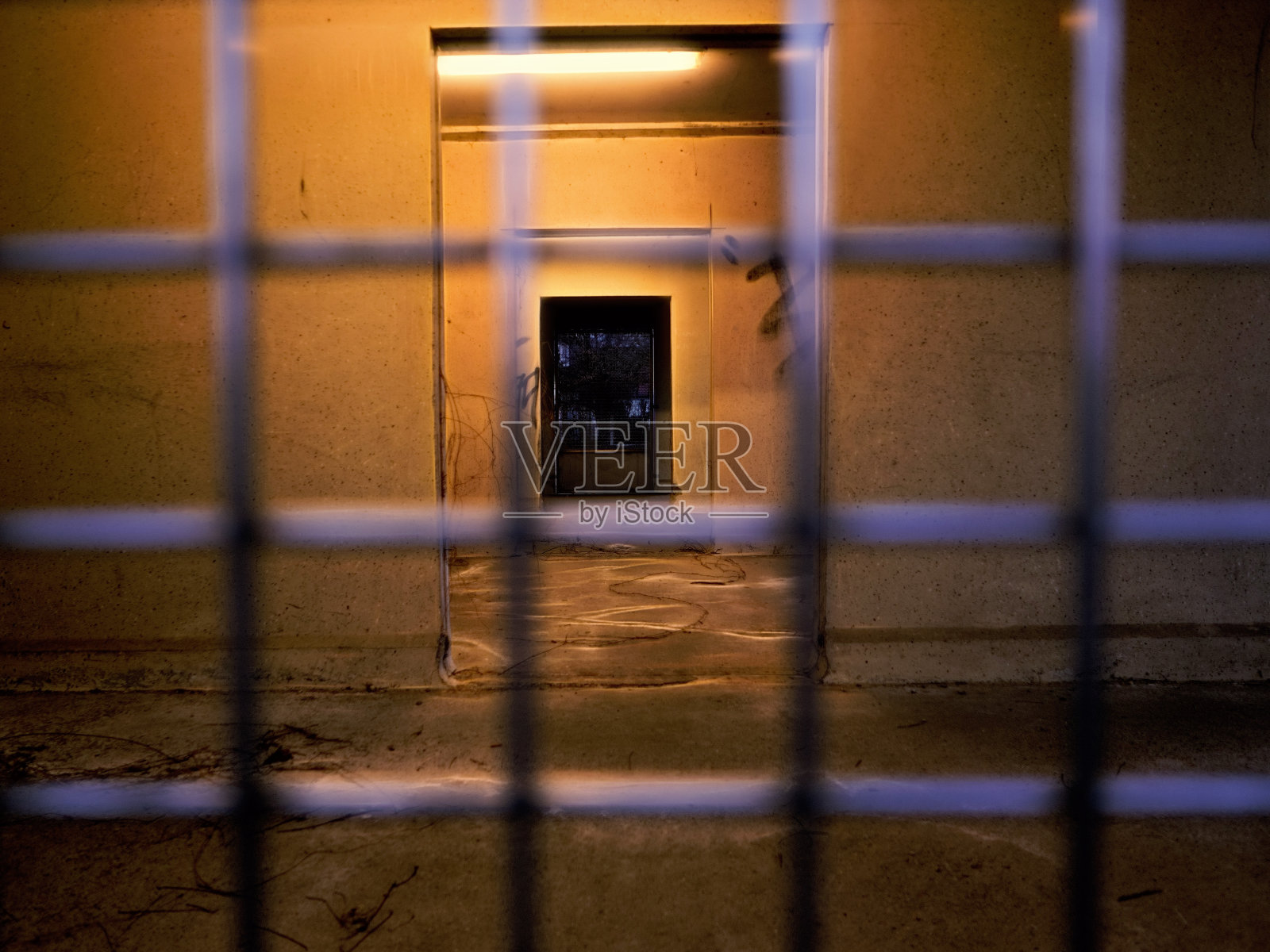 栅格后面灯光昏暗的门口照片摄影图片