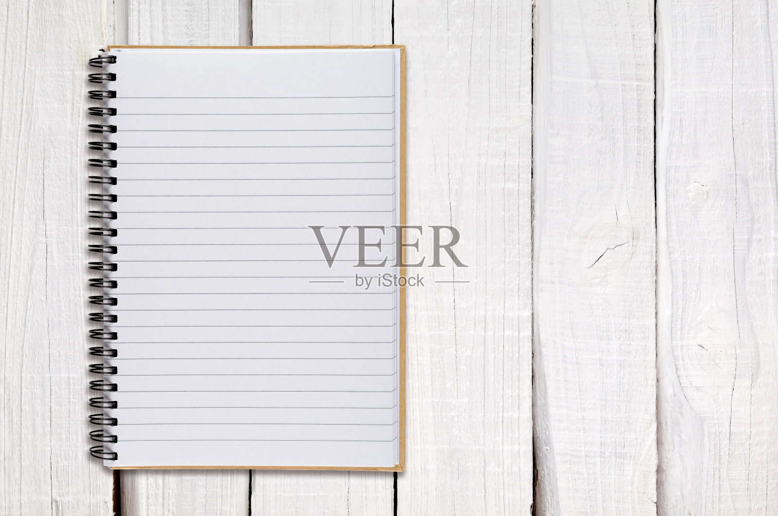 白色木头上的记事本照片摄影图片