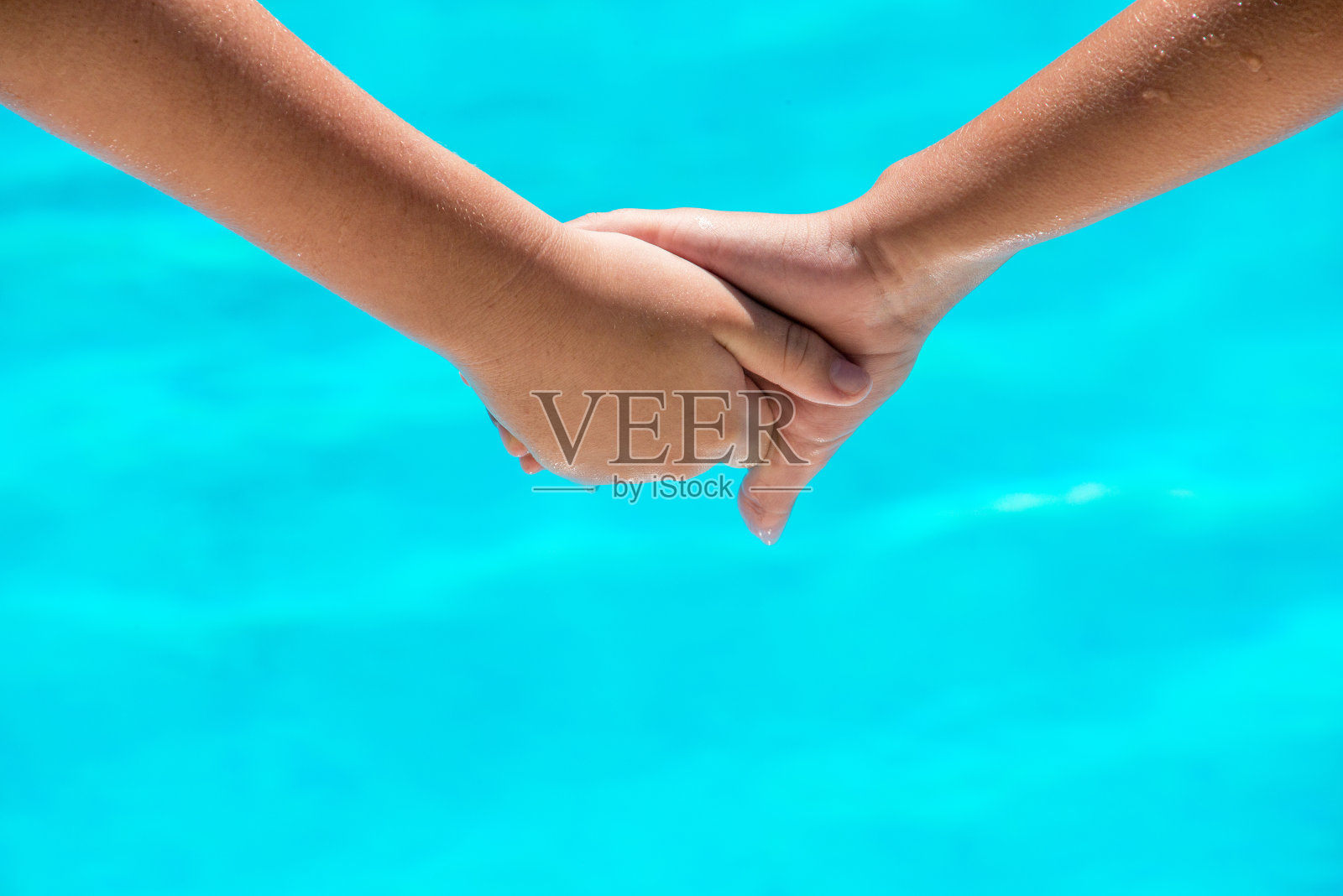 两个幸福的年轻人手牵着手照片摄影图片