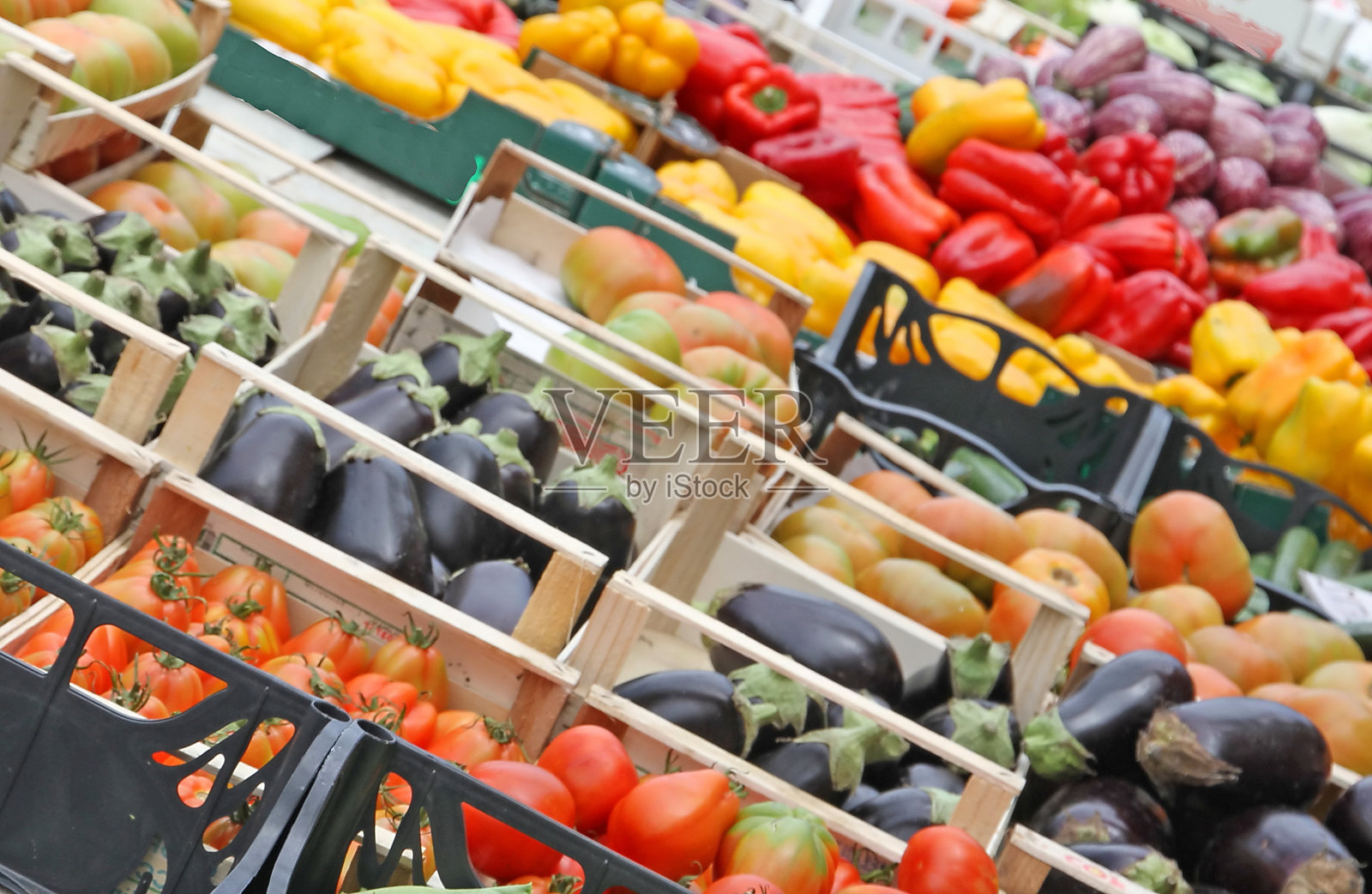 装满新鲜水果和蔬菜的箱子照片摄影图片