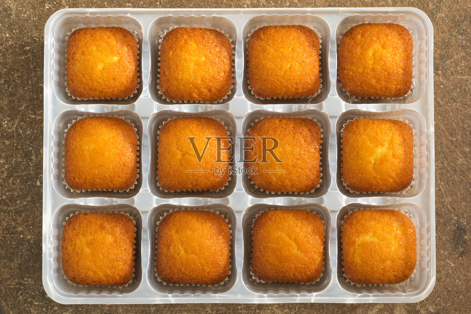 背景中的美味松饼照片摄影图片