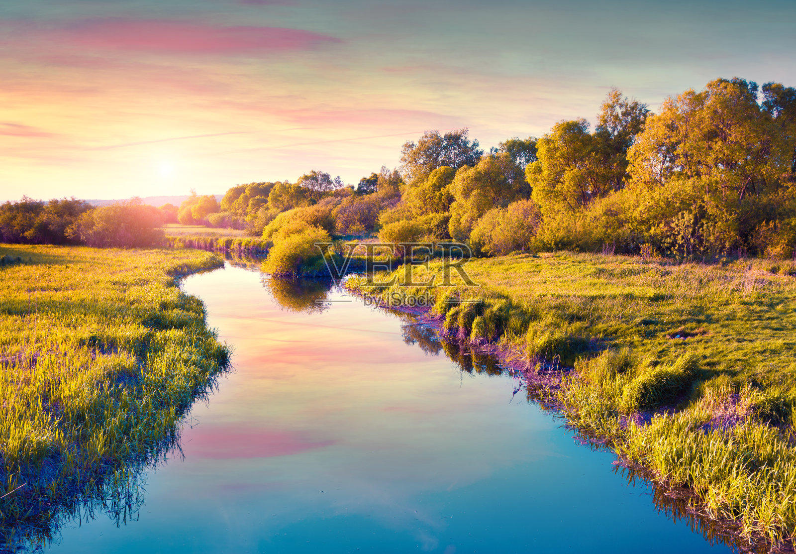 五颜六色的夏日日出在河上。照片摄影图片