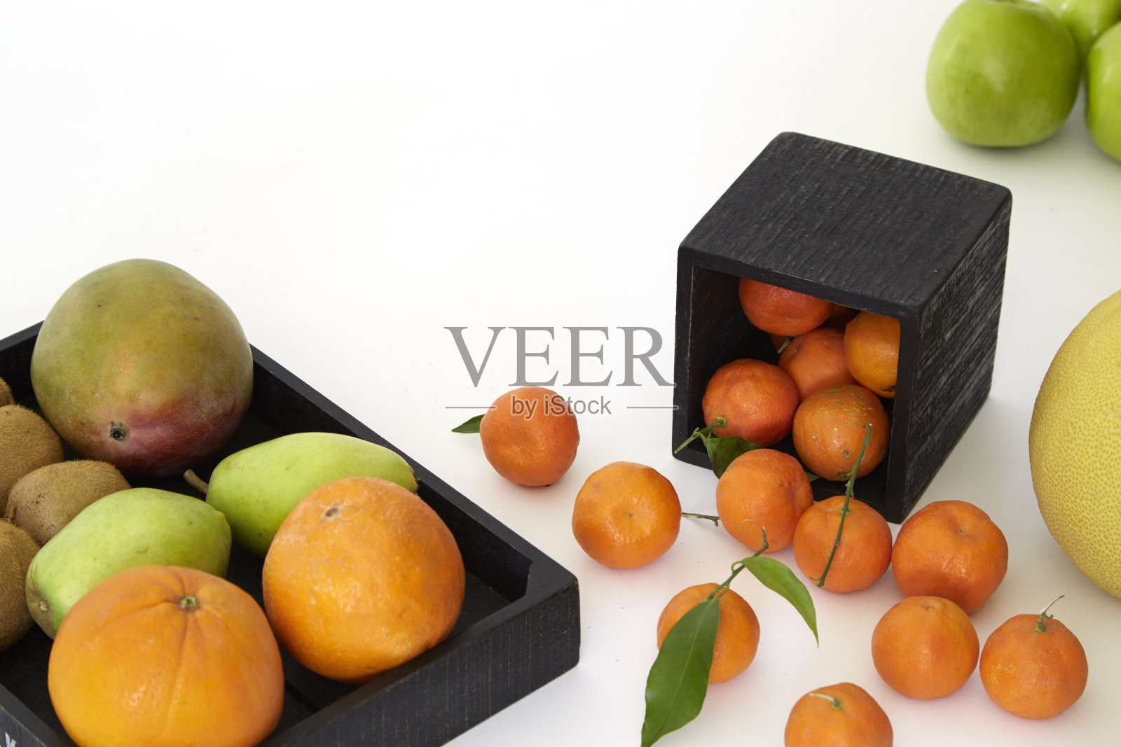 黑色托盘和水果照片摄影图片