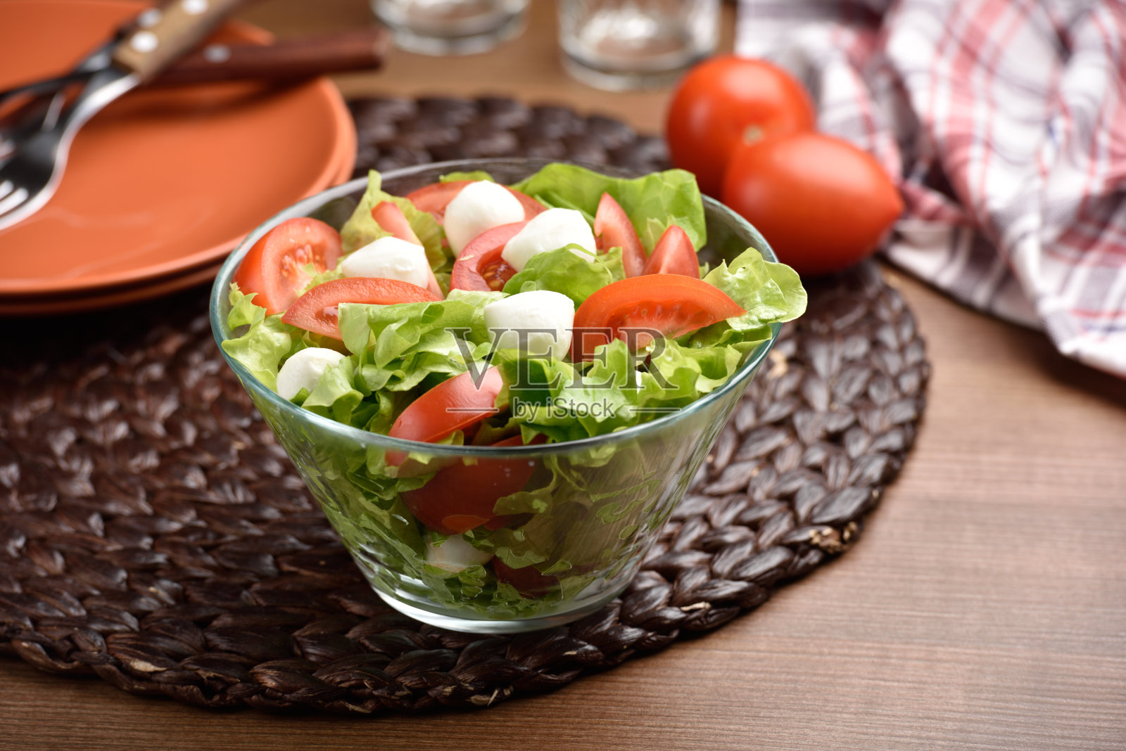 马苏里拉奶酪,番茄,生菜沙拉照片摄影图片