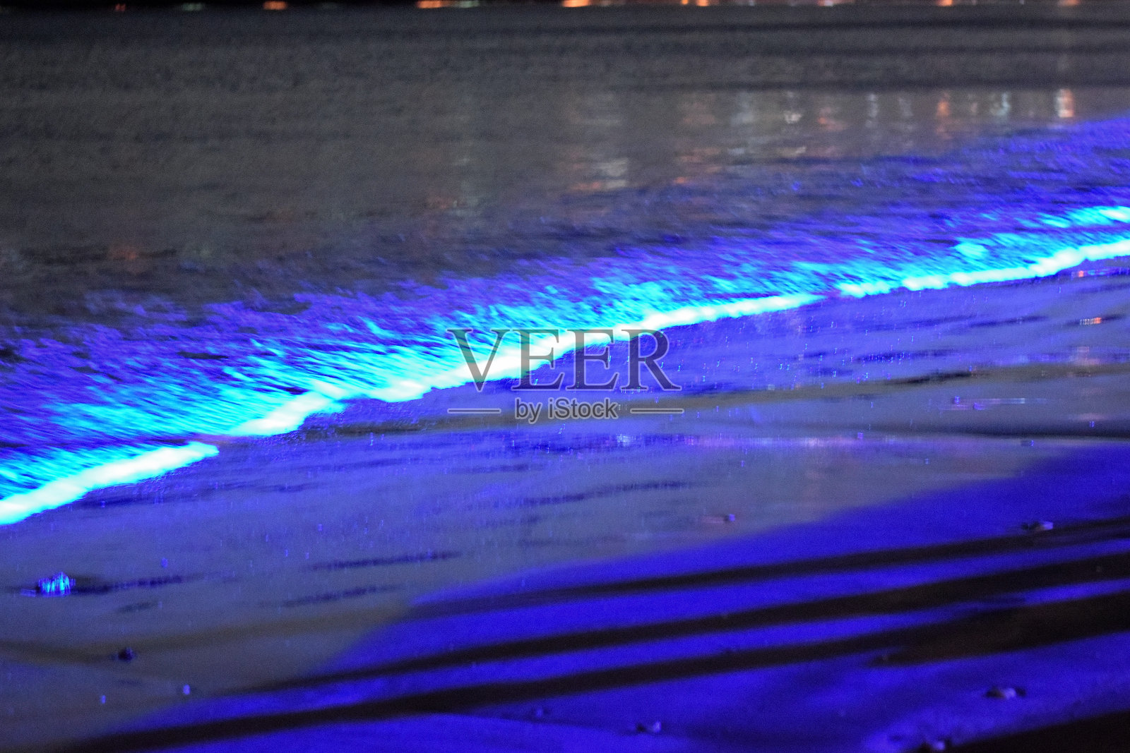 太平洋海岸海浪上的蓝色辉光照片摄影图片