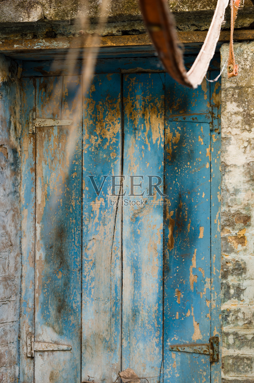 旧漆的蓝色门照片摄影图片