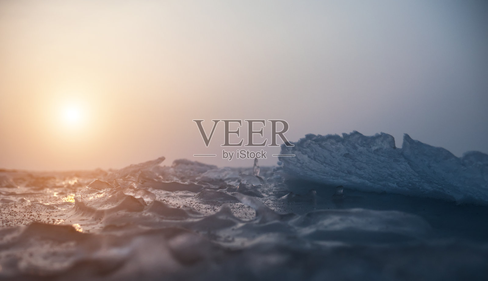 结冰的海面上的小冰晶。照片摄影图片