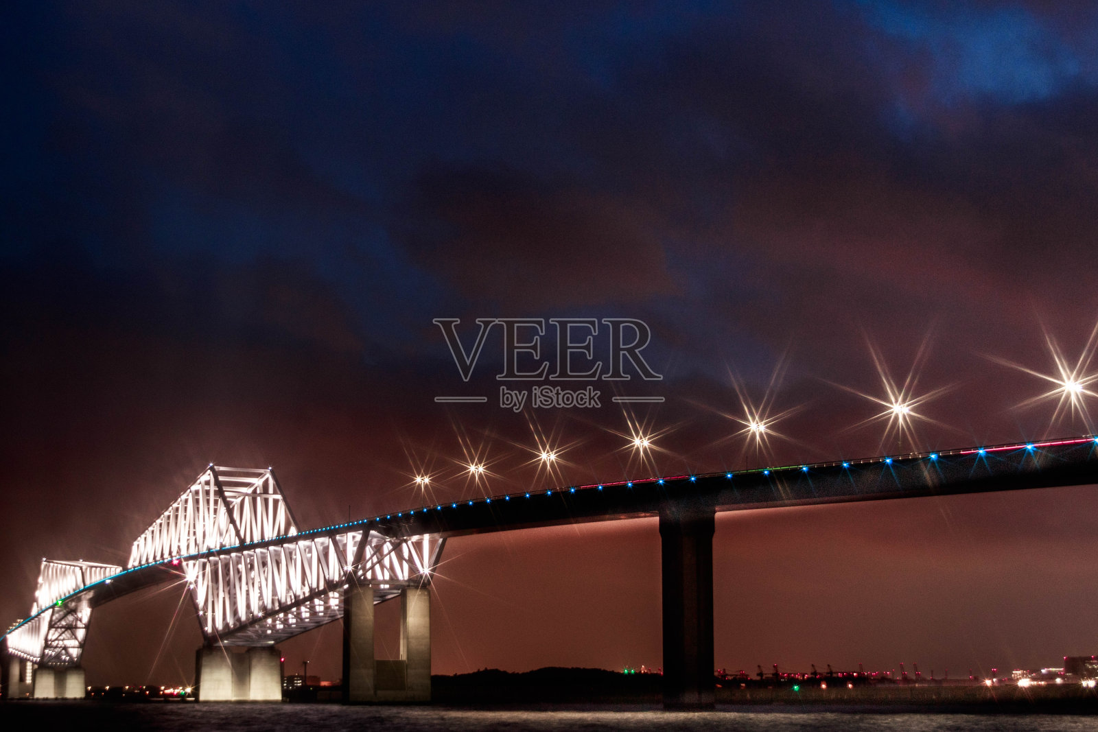 夕阳下的东京门大桥。照片摄影图片