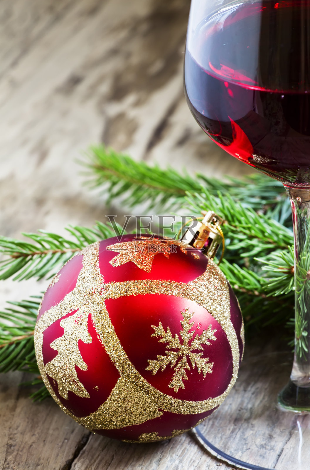 酒杯里的红酒,树枝和圣诞球照片摄影图片