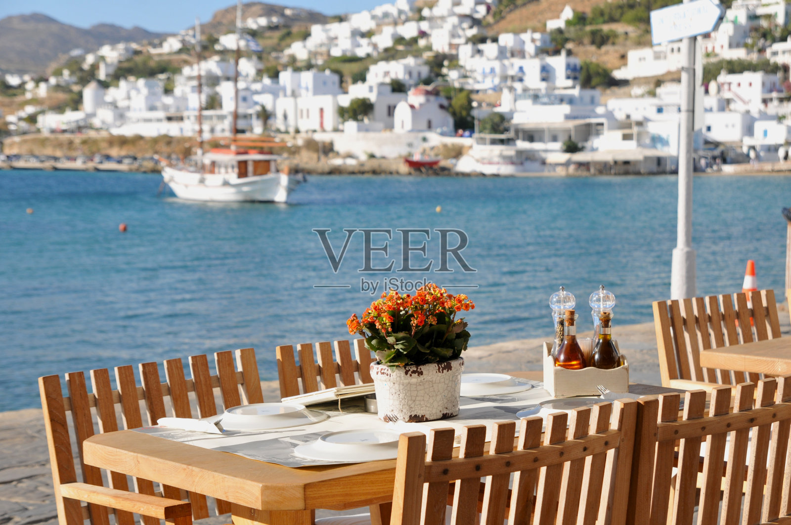 米科诺斯海滨的餐桌照片摄影图片