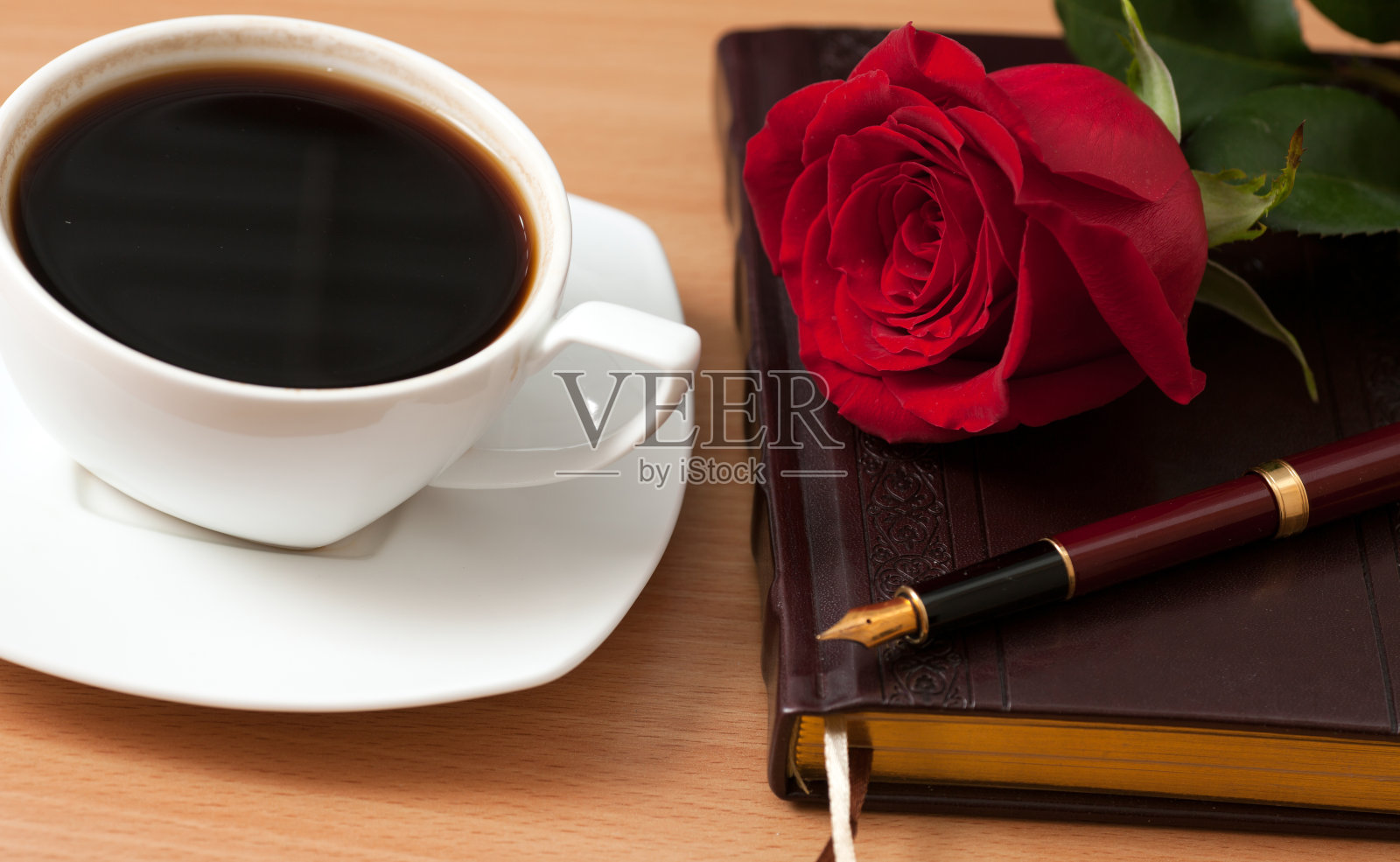 笔记本和玫瑰照片摄影图片