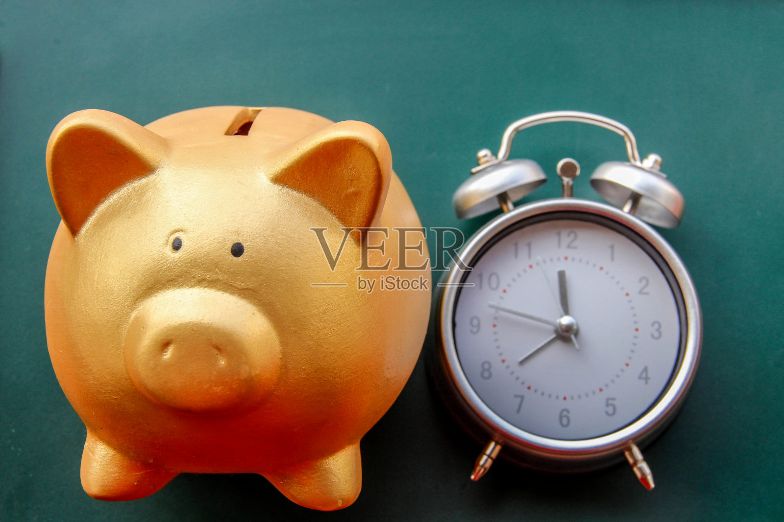 带储蓄罐的银色闹钟照片摄影图片