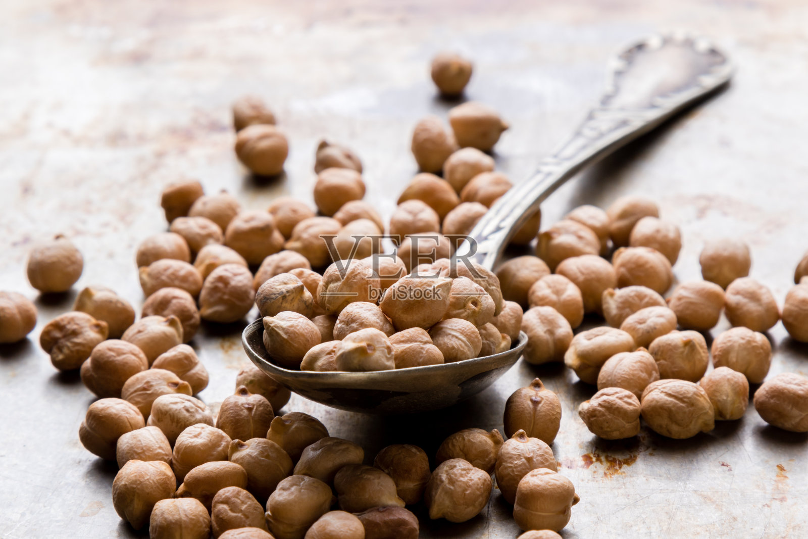 钢板上的鹰嘴豆照片摄影图片