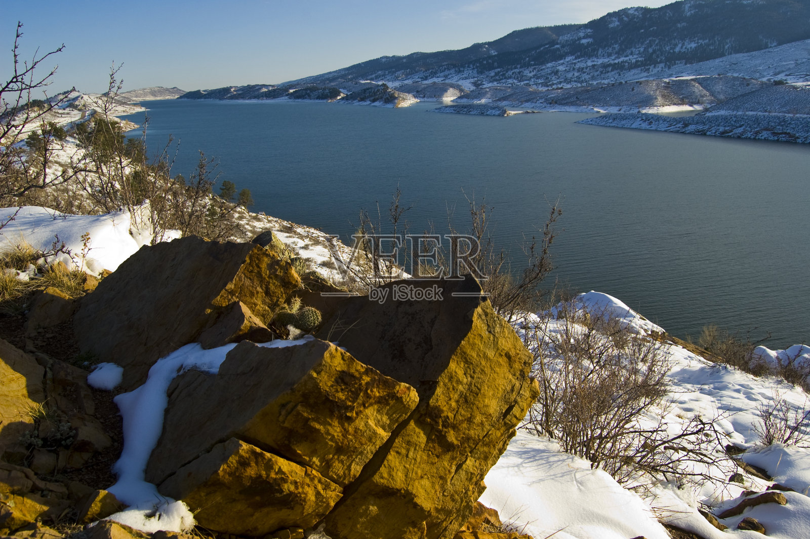 冬季科罗拉多州马齿湖岩石峭壁湖畔风光照片摄影图片