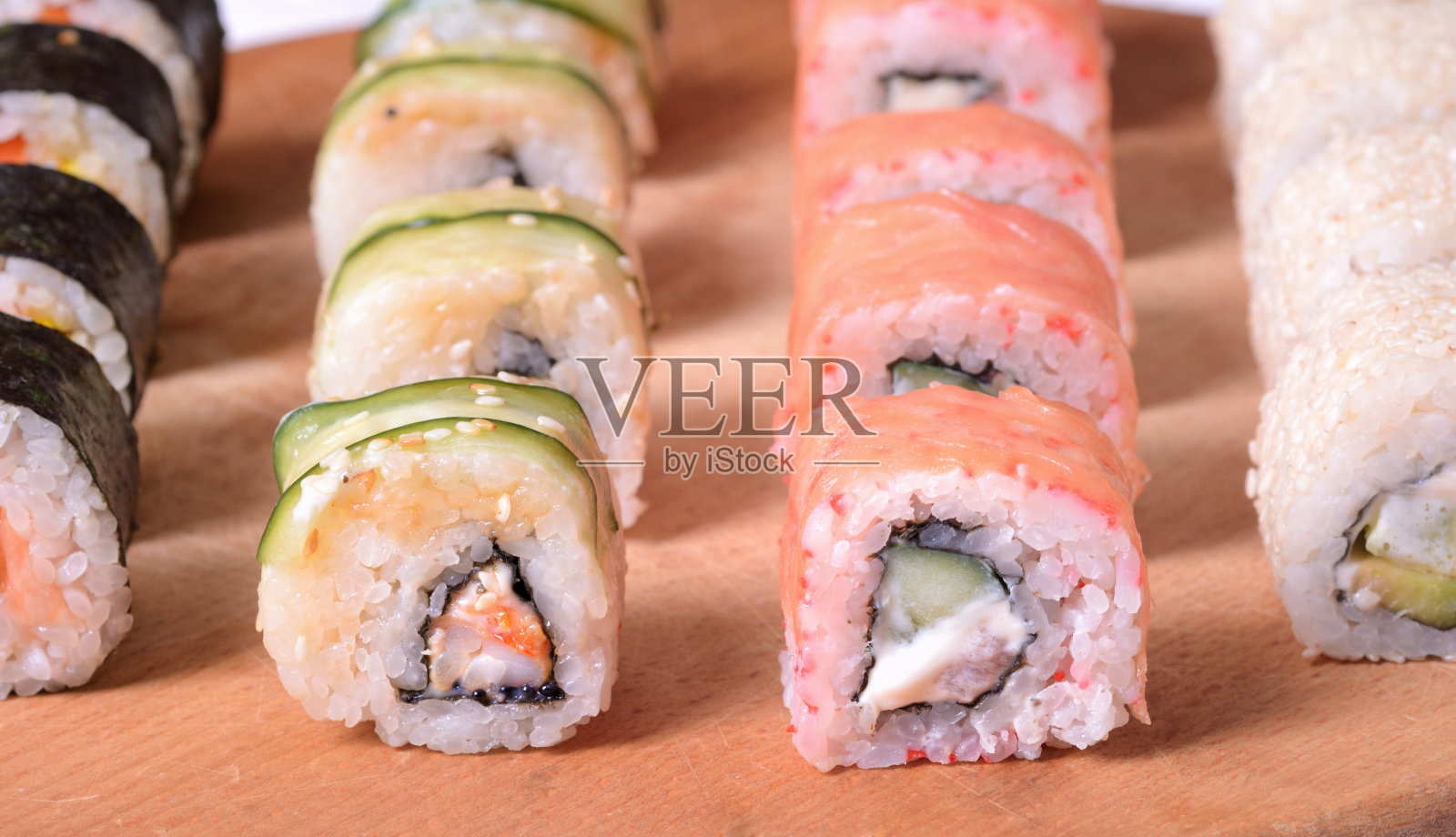 寿司卷在木制背景上照片摄影图片