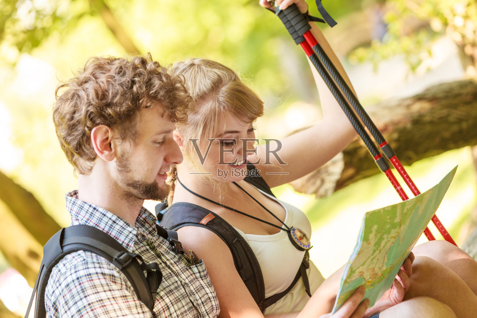 徒步旅行者背包客夫妇在旅行中阅读地图。照片摄影图片