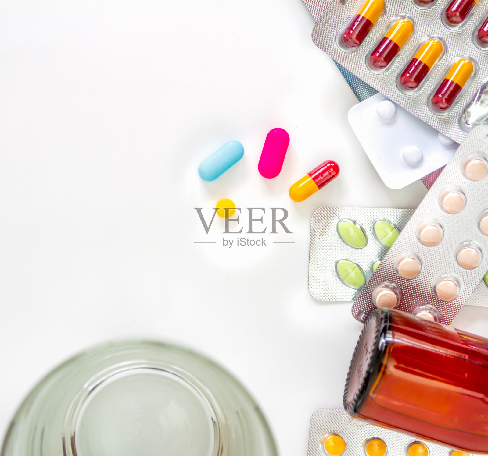 在白色背景上的药房用药。照片摄影图片