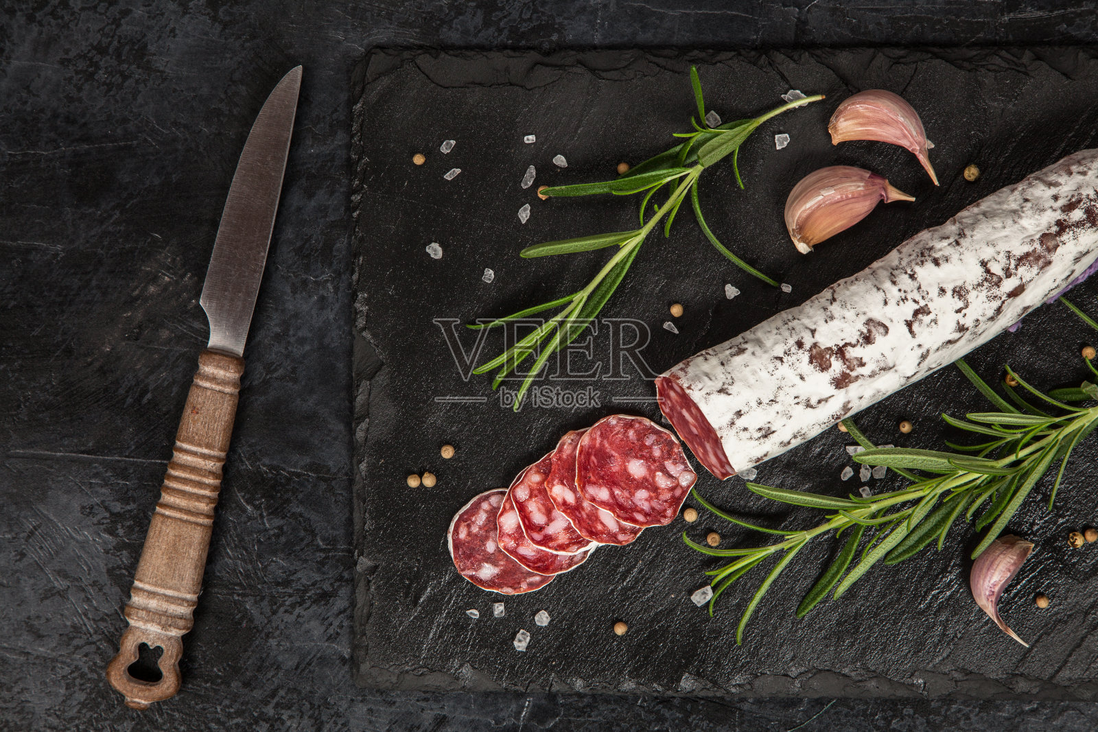 深色背景上的腊肠照片摄影图片