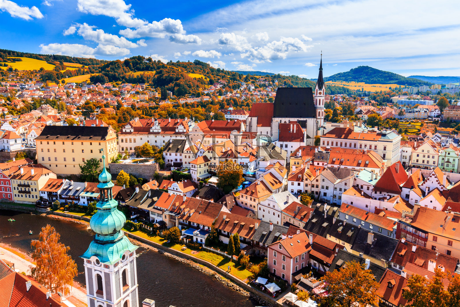 秋季与红色树叶在Cesky Krumlov上照片摄影图片