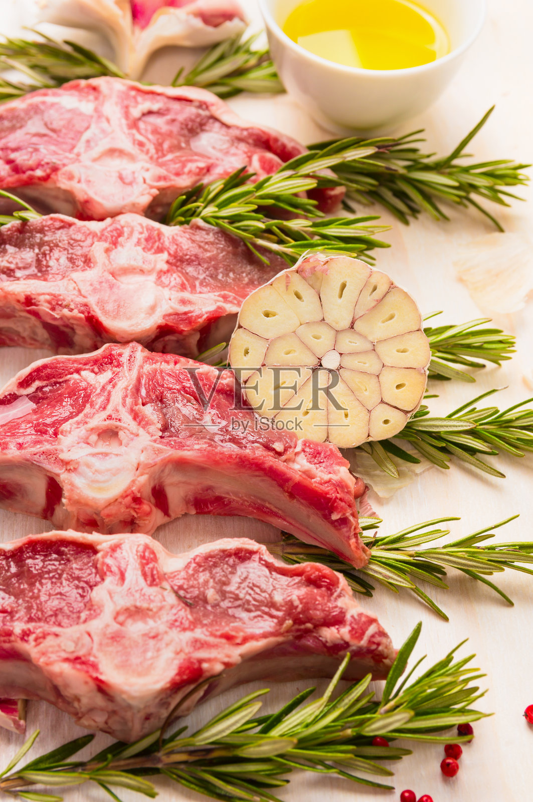 新鲜的羊排配香草和香料,准备照片摄影图片