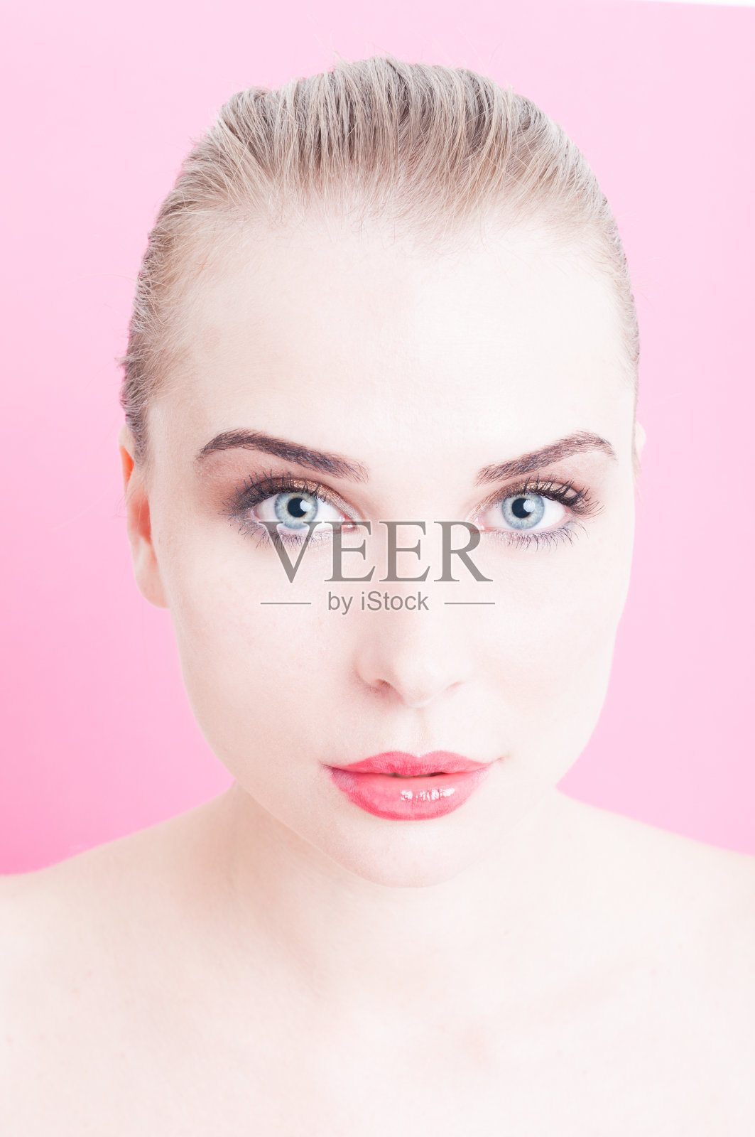 肖像美丽的脸女性模特在粉红色的背景照片摄影图片